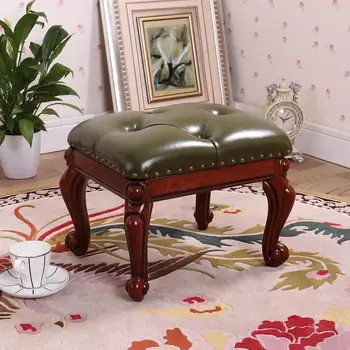 Europos namų kambarį medžio masyvo odos sofos, kėdžių, keisti batai išmatose, žurnalinis staliukas, kėdė maža lenta Deng