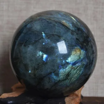 Gamtos Labradoras crystal ball, su skirtingais šviesos, paviršius gamina įvairių puikių spalvų.