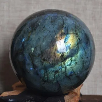 Gamtos Labradoras crystal ball, su skirtingais šviesos, paviršius gamina įvairių puikių spalvų.