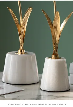 Prabangus Žydi Baltos Keramikos Rožės Su Aukso Metalo Lapų Statula Modernios Kūgio Marmuro Statulėlės Amatų Namų Dekoro Priedai Dovana